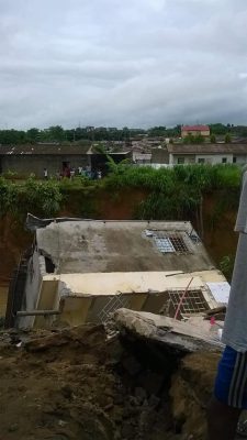 La pluie diluvienne qui s'est abattue sur Abidjan a tué huit personnes et causé de nombreux dégâts matériels 