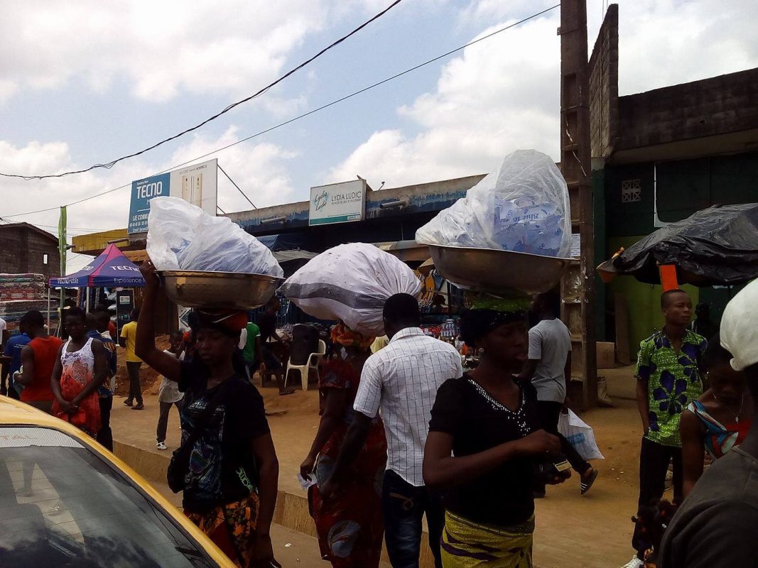 les sachets plastiques abondent dans les rues, souillent la mer et polluent l’environnement d’Abidjan.