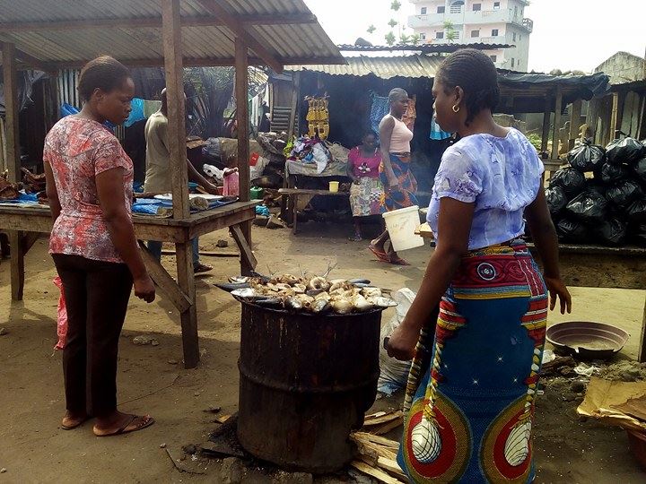 Mariées ou pas, de jour comme de nuit, elles se retrouvent dans les marchés, aux coins des rues, devant les maquis, pour proposer en détail aux citoyens ivoiriens, le client, du poisson fumé ou frais, et/ou des mets sous différentes formes. 