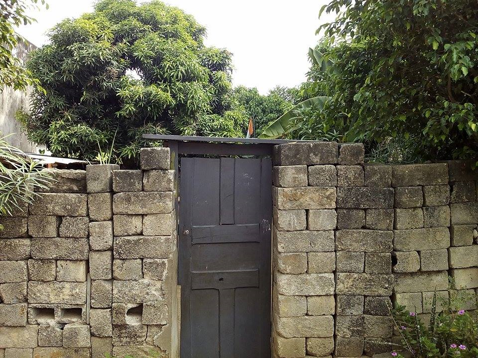 Derri&egrave;re la porte crise solidement ancr&eacute;e dans un amas de briques noir&acirc;tres qui fait office de mur et de cl&ocirc;ture, le tableau est &eacute;loquent. Les 