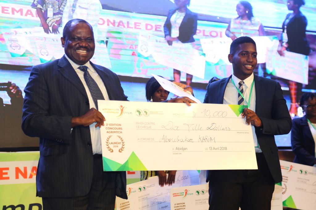 . Pour la petite histoire, le jeune agripreneur ivoirien, Fondateur de Investiv, participait au FAJA. Il a terminé premier lauréat du concours Agripitch avec un chèque de 10 000 dollars US. 