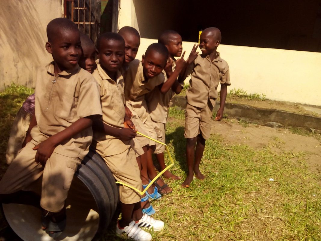 Cocody, Riviera-Palmeraie, une fois encore ! Tous les matins des jours ouvr&eacute;s, ils franchissent en silence, les uns apr&egrave;s les autres, le portail de Sainte Philom&egrave;ne. Le regard tourn&eacute; vers l&rsquo;avenir, ces enfants, &eacute;l&egrave;ves &lsquo;&lsquo;invisibles&rsquo;&rsquo; du syst&egrave;me &eacute;ducatif ivoirien, ont saisi la main tendu du Centre d&rsquo;accueil. 