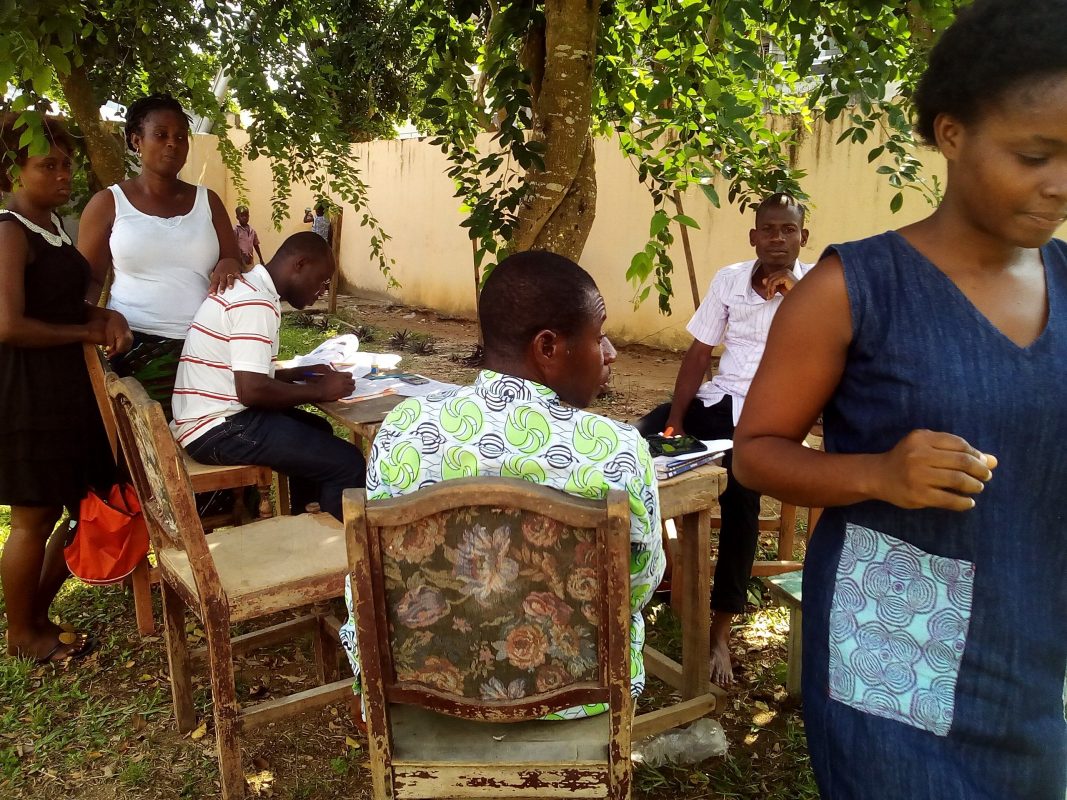 Cocody, Riviera-Palmeraie, une fois encore ! Tous les matins des jours ouvr&eacute;s, ils franchissent en silence, les uns apr&egrave;s les autres, le portail de Sainte Philom&egrave;ne. Le regard tourn&eacute; vers l&rsquo;avenir, ces enfants, &eacute;l&egrave;ves &lsquo;&lsquo;invisibles&rsquo;&rsquo; du syst&egrave;me &eacute;ducatif ivoirien, ont saisi la main tendu du Centre d&rsquo;accueil.