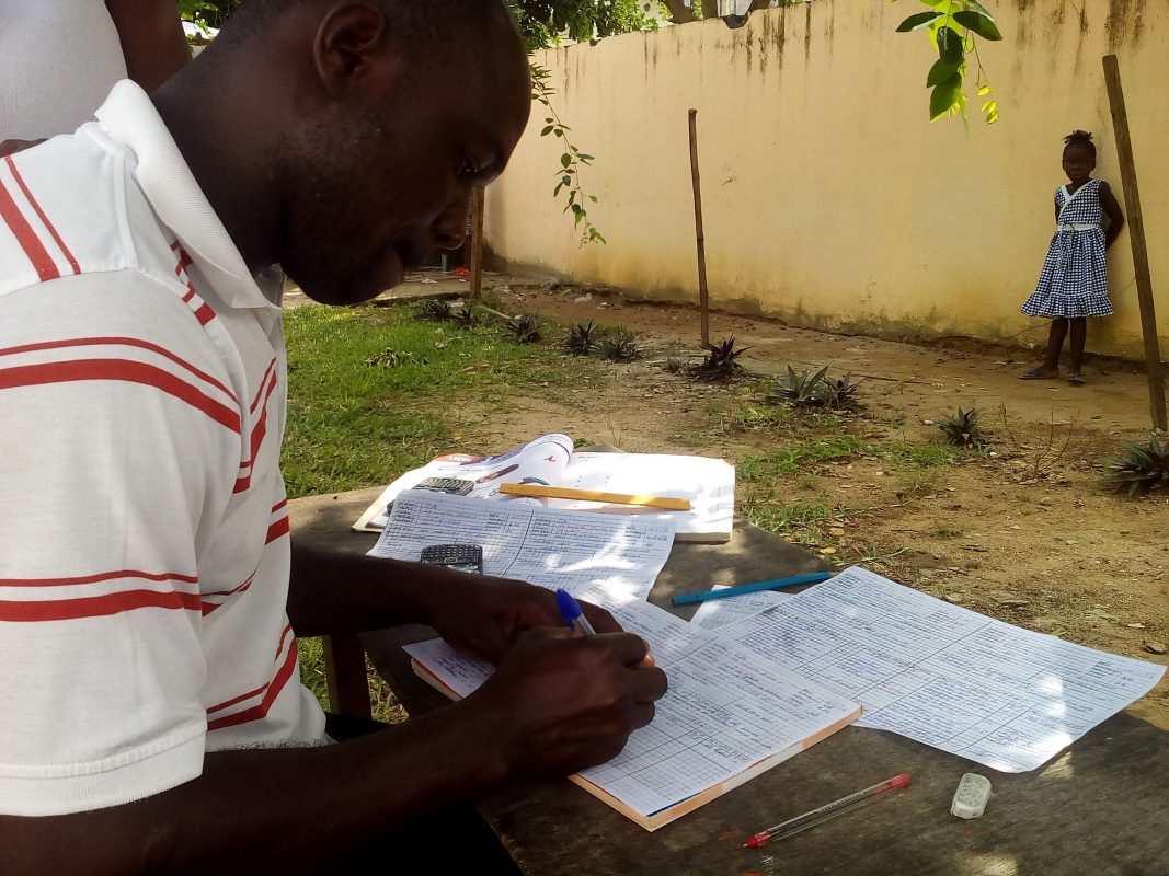 Monsieur Akoty, titulaire d&rsquo;un Certificat d&rsquo;Aptitude P&eacute;dagogique (CAP) est la caution morale en mati&egrave;re de p&eacute;dagogie au Centre d&rsquo;accueil Sainte Philom&egrave;ne. Il partage son exp&eacute;rience d&rsquo;enseignant chevronn&eacute; avec ses coll&egrave;gues, tous des dipl&ocirc;m&eacute;s de divers domaines de l&rsquo;enseignement sup&eacute;rieur. 