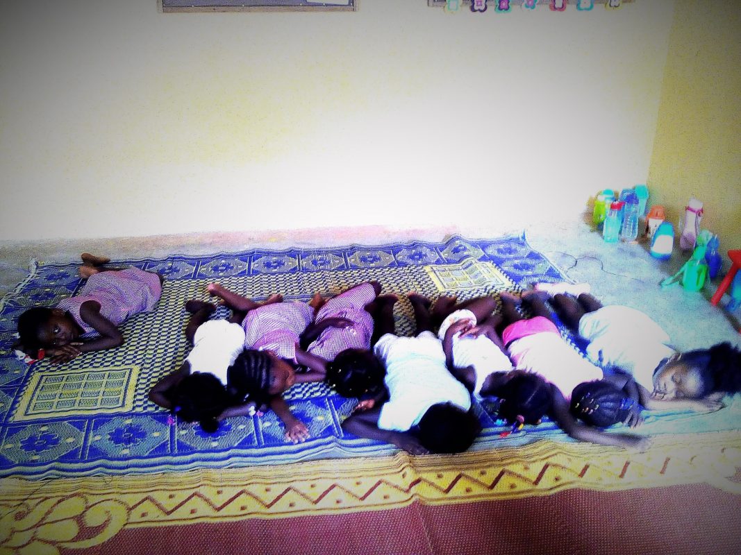 Cocody, Riviera-Palmeraie, une fois encore ! Tous les matins des jours ouvr&eacute;s, ils franchissent en silence, les uns apr&egrave;s les autres, le portail de Sainte Philom&egrave;ne. Le regard tourn&eacute; vers l&rsquo;avenir, ces enfants, &eacute;l&egrave;ves &lsquo;&lsquo;invisibles&rsquo;&rsquo; du syst&egrave;me &eacute;ducatif ivoirien, ont saisi la main tendu du Centre d&rsquo;accueil. 